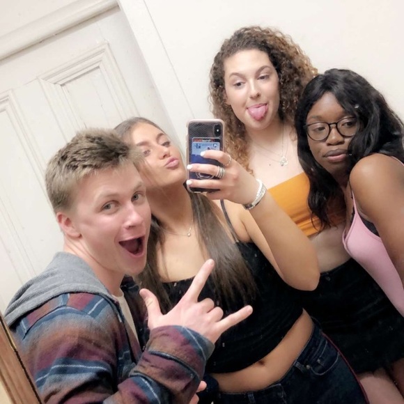 Meet your Posher, Naomi - Picture 1 of 1